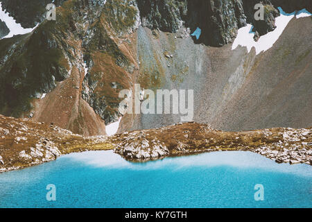 Blue Lake in Berge Landschaft Luftaufnahme Sommer Reisen Idylle der Natur Stockfoto
