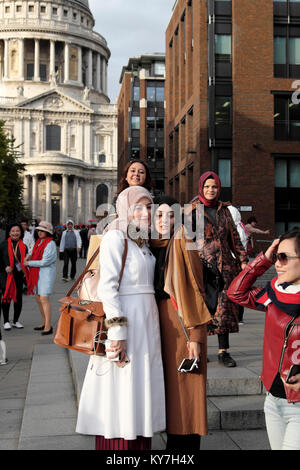 Junge attraktive muslimische weibliche junge Frauen Touristen im Herbst posieren Für Kamera in der Nähe der St Pauls Cathedral in Central London England UK KATHY DEWITT Stockfoto