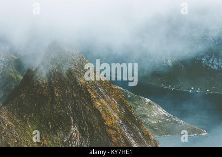 Nebligen Berge Landschaft Luftaufnahme von Hermannsdalstinden Gipfel in Norwegen Skandinavien Reisen wandern Lofoten Stockfoto