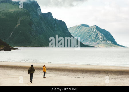 Paar in der Liebe Mann zu Frau am Meer Norwegen beach Reise glücklich Emotionen Lifestyle-konzept romantische Ferien läuft
