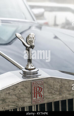 Iconic Rolls Royce Abzeichen und Geist der Ekstase Statue auf einer Motorhaube der Oldtimer Stockfoto