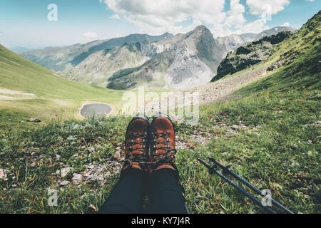 Füße Trekkingschuhe und Berge Landschaft auf dem Hintergrund Reisen Abenteuer Urlaub Konzept Stockfoto