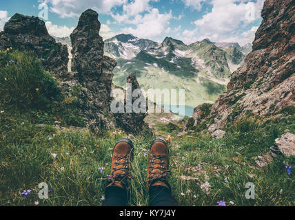 Füße Trekkingschuhe und Berge Landschaft auf dem Hintergrund Reisen Abenteuer Urlaub Konzept Stockfoto