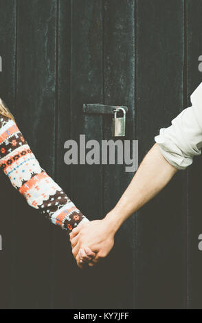Liebe Paar Hände für immer zusammen halten Lifestyle Holz- Hintergrund und Sperren über Menschen tabu Konzept