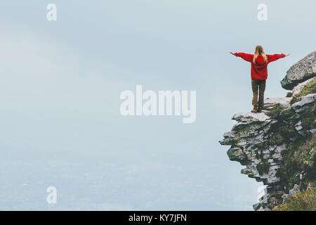 Happy Traveler stehend auf Felsen Berg hob die Hand Reisen Lifestyle Erfolg motivation Konzept Abenteuer aktiv Urlaub Outdoor trübe Wolken am Stockfoto