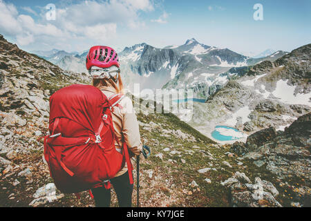 Abenteurer Touristen Wandern in den Bergen mit Rucksack Reisen Lifestyle Wandern Abenteuer Konzept Sommer Ferien im Freien wilden Natur zu erkunden Stockfoto