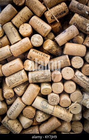 Sammlung von Wein Flasche Korken in verschiedenen Formen und Größen. Stockfoto