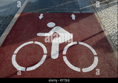 Radweg mit Markierungen auf die Straße gemalt, Symbol für ein Fahrrad. Stockfoto