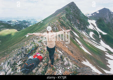 Wanderer Frau glücklich Hände auf Gipfel Reisen Lifestyle Abenteuer Konzept Sommer Ferien im freien Erkundung der wilden Natur angehoben Stockfoto