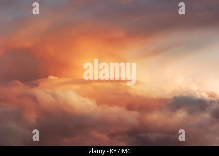Sonnenuntergang Himmel über Wolken Landschaft Reisen gelassene ruhige Aussicht fliegen schöne, natürliche Farben Stockfoto