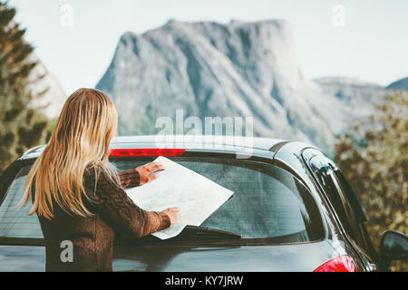 Frau Auto fahrer mit Karte auf road trip Planung reise Route in Norwegen Reisen Lifestyle Konzept Abenteuer Urlaub Outdoor Berge im Hintergrund Stockfoto