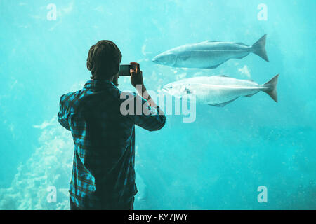 Mann, Foto von Smartphone der Fische in großen Aquarium Reisen Lifestyle Konzept moderner Technologie Stockfoto