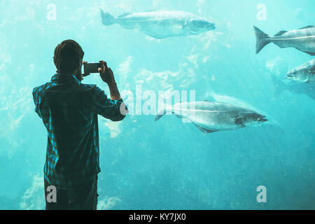 Mann Tourist, Foto von Smartphone von großes aquarium fisch Reisen Lifestyle Konzept moderner Technologie Stockfoto