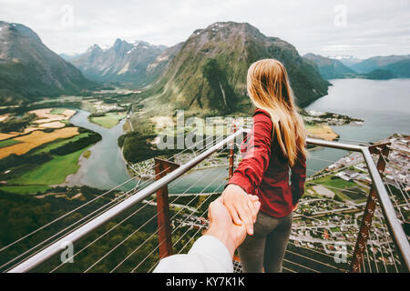 Paar Mann und Frau folgen Holding hands in Norwegen Bergen Liebe und Reisen gerne Emotionen Lifestyle Konzept. Junge Familie reisen aktiv adventur Stockfoto