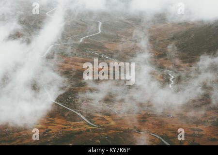 Nebel Wolken tundra Berge und Landschaft in Jotunheimen Nationalpark Norwegen reisen Landschaft Luftaufnahme Herbst Stockfoto