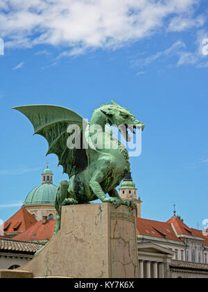 Bronze Statue eines Drachen auf einen blauen Himmel mit Fluffy Clouds, Detail der Drachen Brücke oder 'Zmajski most" in Ljubljana, Slowenien, Stockfoto