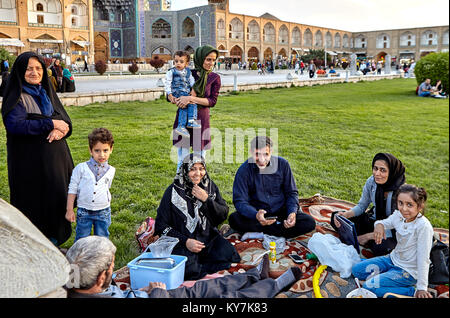 Isfahan, Iran - 23. April 2017: iranische Familie picknicken im naghshe Jahan Square. Stockfoto