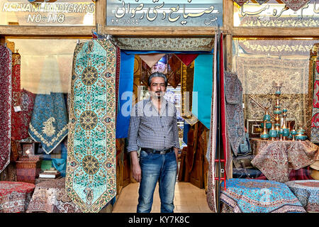 Isfahan, Iran - 23. April 2017: Händler der iranischen Souvenirs stehen in der Nähe der Tür von seinem Shop. Stockfoto
