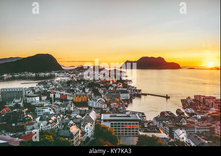 Stadt Alesund in Norwegen Sonnenuntergang Luftaufnahme Stadtbild skandinavische traditionelle Architektur Stockfoto