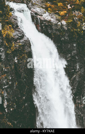 Wasserfall ist der höchste Vettisfossen freier Fall in Norwegen Landschaft der Rocky Mountains Reisen ruhigen malerischen Blick wilde Natur Luftbild Stockfoto