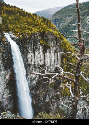 Wasserfall ist der höchste Vettisfossen freier Fall in Norwegen Landschaft der Rocky Mountains Reisen ruhigen malerischen Luftaufnahme wilde Natur Stockfoto