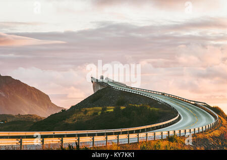 Atlantic Road in Norwegen Storseisundet Brücke über das Meer weg zu Wolken skandinavische reisen Sehenswürdigkeiten Stockfoto