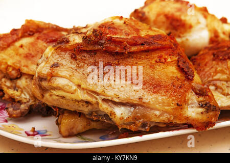 In der Nähe der fetthaltigen Fried Chicken Stück auf der Platte Stockfoto