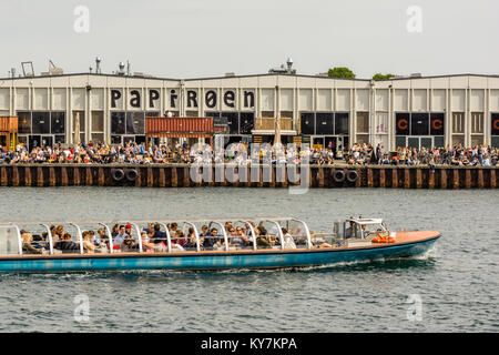 Street Food auf dem Papier Insel in Kopenhagen mit einer Menge Leute am Kai und ein Ausflugsboot, Dänemark, 15. Juni 2017 Stockfoto