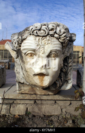 Den Kopf des Mannes in der Nähe der Eingang in Aphrodisias Museum, Türkei Stockfoto