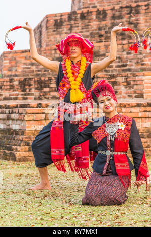 KALASIN, THAILAND - 20. FEBRUAR 2016: Mädchen und jungen Tänzer mit lokalen Kleid, thailändischen Nordosten traditionellen Tanz an Yaku Pagode B zu feiern. Stockfoto