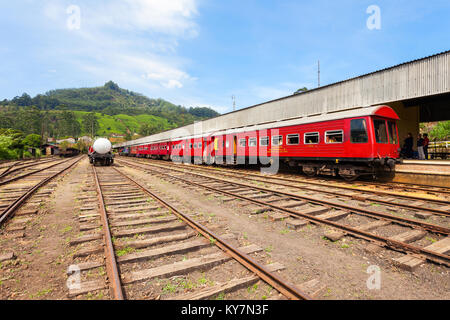 NUWARA ELIYA, SRI LANKA - 22. FEBRUAR 2017: Zug am Nanu Oya Bahnhof in der Nähe von Nuwara Eliya, Sri Lanka. Es ist der Hauptbahnhof in die Nuw Stockfoto