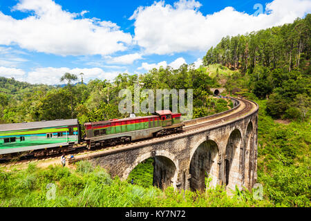 ELLA, SRI LANKA - 24. FEBRUAR 2017: Zug auf die Neun Bögen Demodara Bridge oder die Brücke in den Himmel. Neun Bögen Brücke ist in der Nähe von Demodara Stockfoto