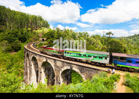 ELLA, SRI LANKA - 24. FEBRUAR 2017: Zug auf die Neun Bögen Demodara Bridge oder die Brücke in den Himmel. Neun Bögen Brücke ist in der Nähe von Demodara Stockfoto