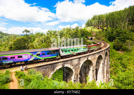 ELLA, SRI LANKA - 24. FEBRUAR 2017: Zug auf die Neun Bögen Demodara Bridge oder die Brücke in den Himmel. Neun Bögen Brücke ist in der Nähe von Demodara Stockfoto