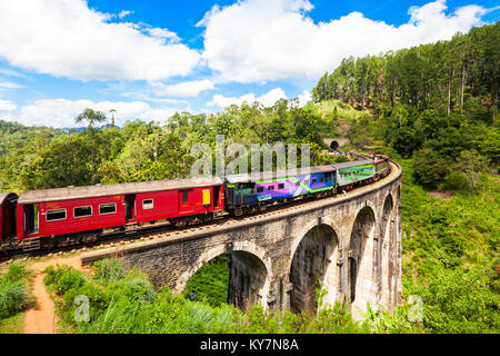 ELLA, SRI LANKA - 24. FEBRUAR 2017: Zug auf die Neun Bögen Demodara Bridge oder die Brücke in den Himmel. Neun Bögen Brücke ist in der Nähe von Demodara Stockfoto