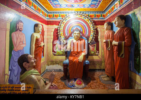 BENTOTA, SRI LANKA - 27. FEBRUAR 2017: Buddha Statuen im Inneren der Tempelanlage Vihara. Tempelanlage Viharaya ist einer der wichtigsten buddhistischen Tempel in der Nähe von Bentota Beach in Stockfoto