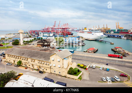 COLOMBO, Sri Lanka - 28. Februar 2017: Der Hafen von Colombo ist die größte und geschäftigste Hafen in der Hauptstadt von Sri Lanka. Am Ufer auf der Kela entfernt Stockfoto