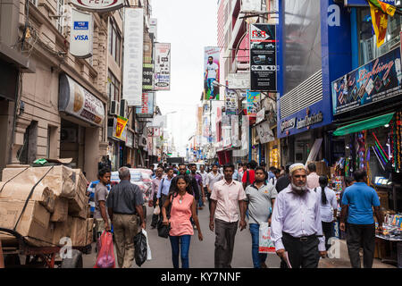 COLOMBO, Sri Lanka - 28. FEBRUAR 2017: Straße in der Nähe der Pettah Markt oder Manning Markt. Pettah Markt in der Vorstadt von Pettah in Colombo, Sri entfernt Stockfoto