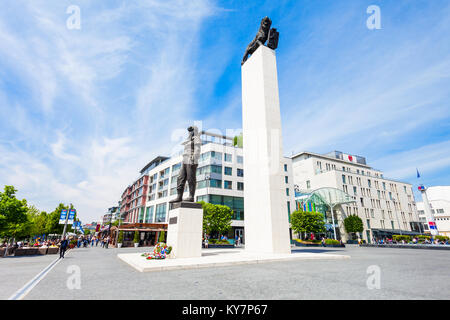 BRATISLAVA, SLOWAKEI - 11. MAI 2017: Milan Rastislav Stefanik Denkmal im Zentrum von Bratislava, Slowakei. Milan Rastislav Stefanik war eine Slowakische po Stockfoto