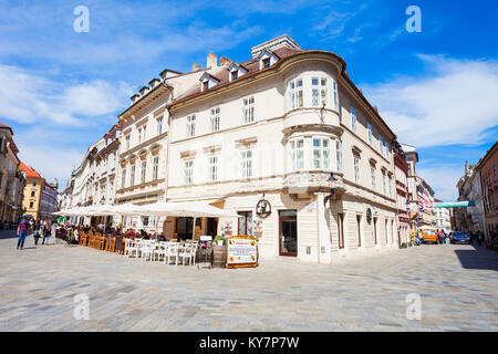 BRATISLAVA, SLOWAKEI - 11. MAI 2017: Restaurant in der Fußgängerzone Michalska im Zentrum von Bratislava, Hauptstadt der Slowakei Stockfoto