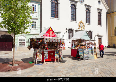 BRATISLAVA, SLOWAKEI - 11. MAI 2017: Souvenir Shop in der Altstadt von Bratislava, Slowakei Stockfoto