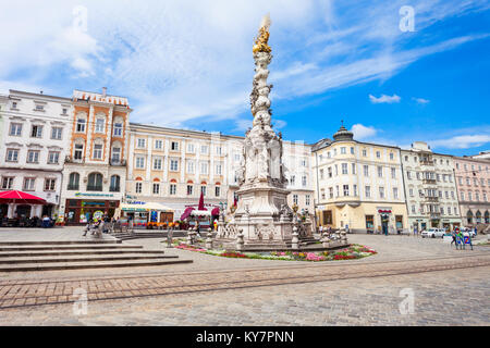 LINZ, ÖSTERREICH - Mai 15, 2017: Dreifaltigkeitssäule auf dem Hauptplatz oder Hauptplatz im Zentrum von Linz, Österreich. Linz ist die drittgrößte Stadt der Stockfoto