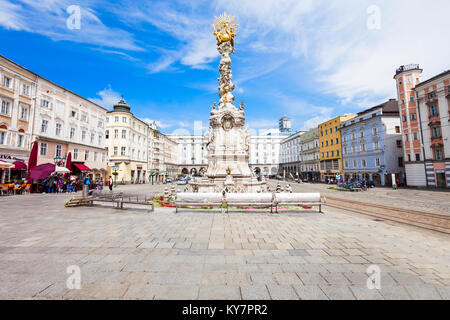 LINZ, ÖSTERREICH - Mai 15, 2017: Dreifaltigkeitssäule auf dem Hauptplatz oder Hauptplatz im Zentrum von Linz, Österreich. Linz ist die drittgrößte Stadt der Stockfoto