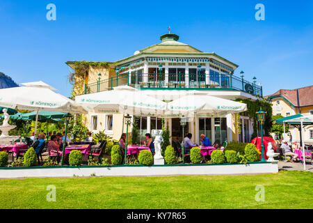 ST. GILGEN, Österreich - Mai 17, 2017: Das Restaurant und die öffentlichen Park in St. Gilgen Dorf, Salzkammergut. St Gilgen am Wolfgangsee entfernt Stockfoto