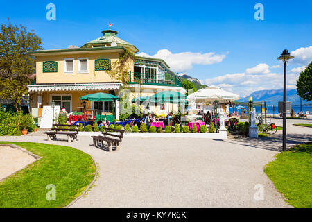 ST. GILGEN, Österreich - Mai 17, 2017: Das Restaurant und die öffentlichen Park in St. Gilgen Dorf, Salzkammergut. St Gilgen am Wolfgangsee entfernt Stockfoto