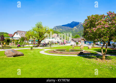 ST. GILGEN, Österreich - Mai 17, 2017: öffentlicher Park in St. Gilgen Dorf, Salzkammergut. St Gilgen am Wolfgangsee entfernt. Stockfoto