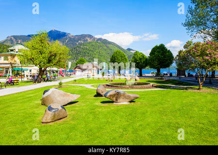 ST. GILGEN, Österreich - Mai 17, 2017: öffentlicher Park in St. Gilgen Dorf, Salzkammergut. St Gilgen am Wolfgangsee entfernt. Stockfoto