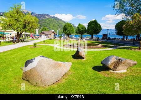 ST. GILGEN, Österreich - Mai 17, 2017: öffentlicher Park in St. Gilgen Dorf, Salzkammergut. St Gilgen am Wolfgangsee entfernt. Stockfoto