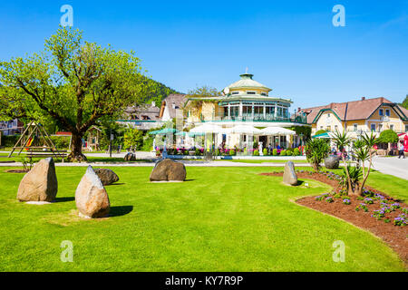 ST. GILGEN, Österreich - Mai 17, 2017: Das Restaurant und die öffentlichen Park in St. Gilgen Dorf, Salzkammergut. St Gilgen am Wolfgangsee entfernt Stockfoto