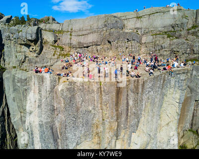 PREIKESTOLEN, Norwegen - 23. JULI 2017: Touristen am Preikestolen oder prekestolen oder Pulpit Rock, weltberühmten Touristenattraktion in der Nähe von Stavanger, Norwegen. Preike Stockfoto